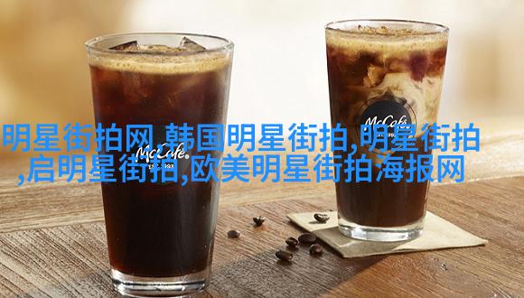 图4: 绿边缘针织衫+简约剪裁短裙