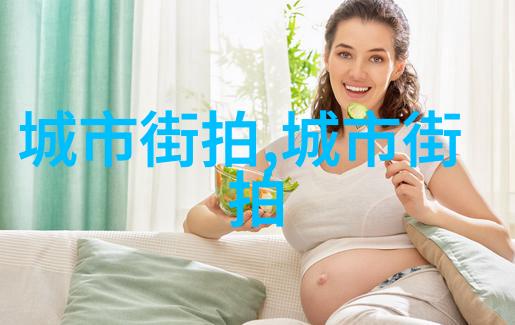 图3:一个女子戴了一顶圆形帽子，上面的边缘由金色的链条装饰。而她手里的钱包则是由皮革制成，但内部结构采用了触控屏幕技术，使其看起来既经典又科技化。