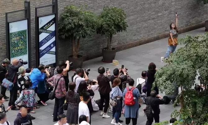 街拍城市的雨夜美女图_街拍城市夜景_城市街拍/