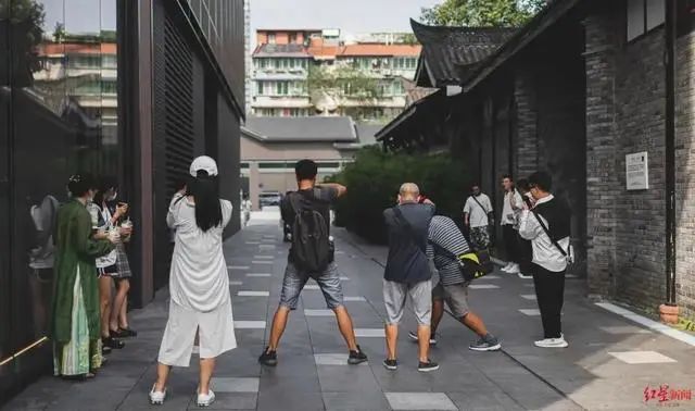 街拍城市的雨夜美女图_城市街拍_街拍城市排名/