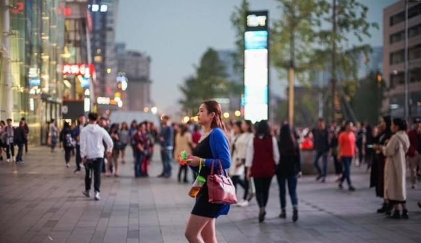 城市街拍_街拍城市夜景_街拍城市的雨夜美女图/