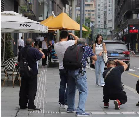 街拍城市的雨夜美女图_街拍城市夜景_城市街拍/