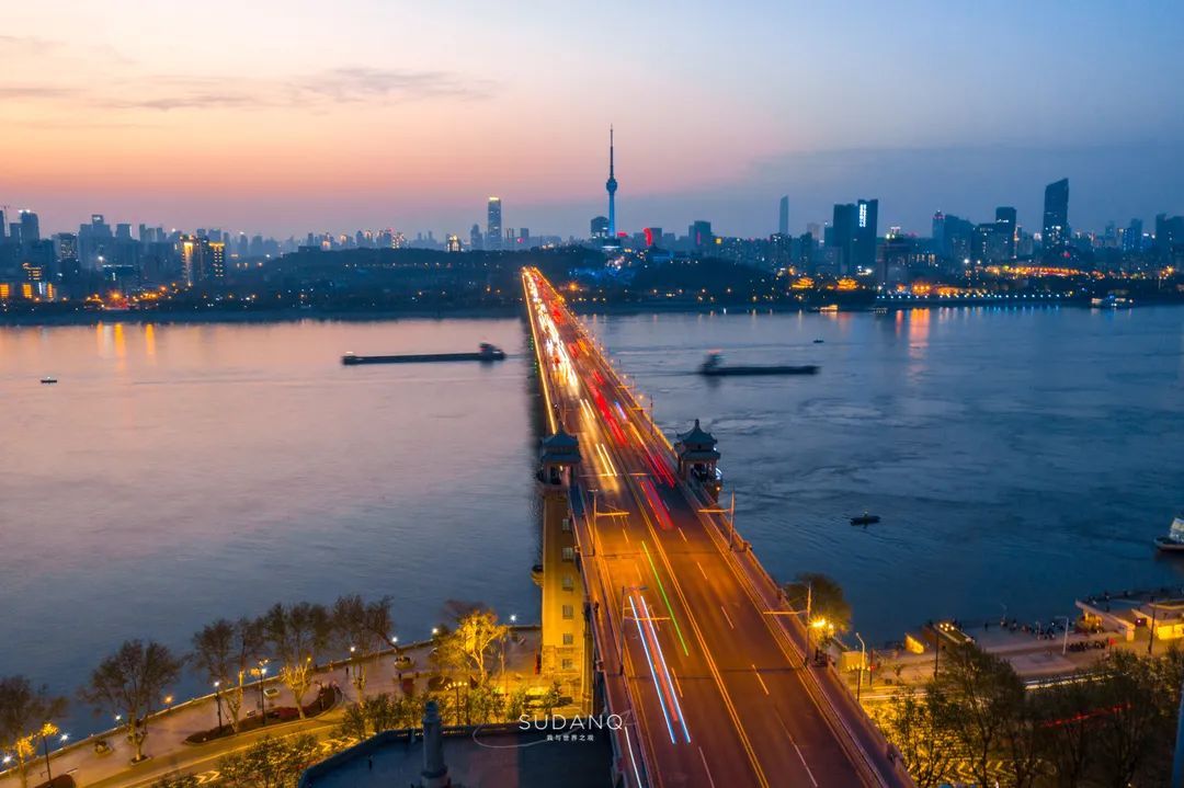 街拍城市的雨夜美女图_城市街拍_街拍城市风景/