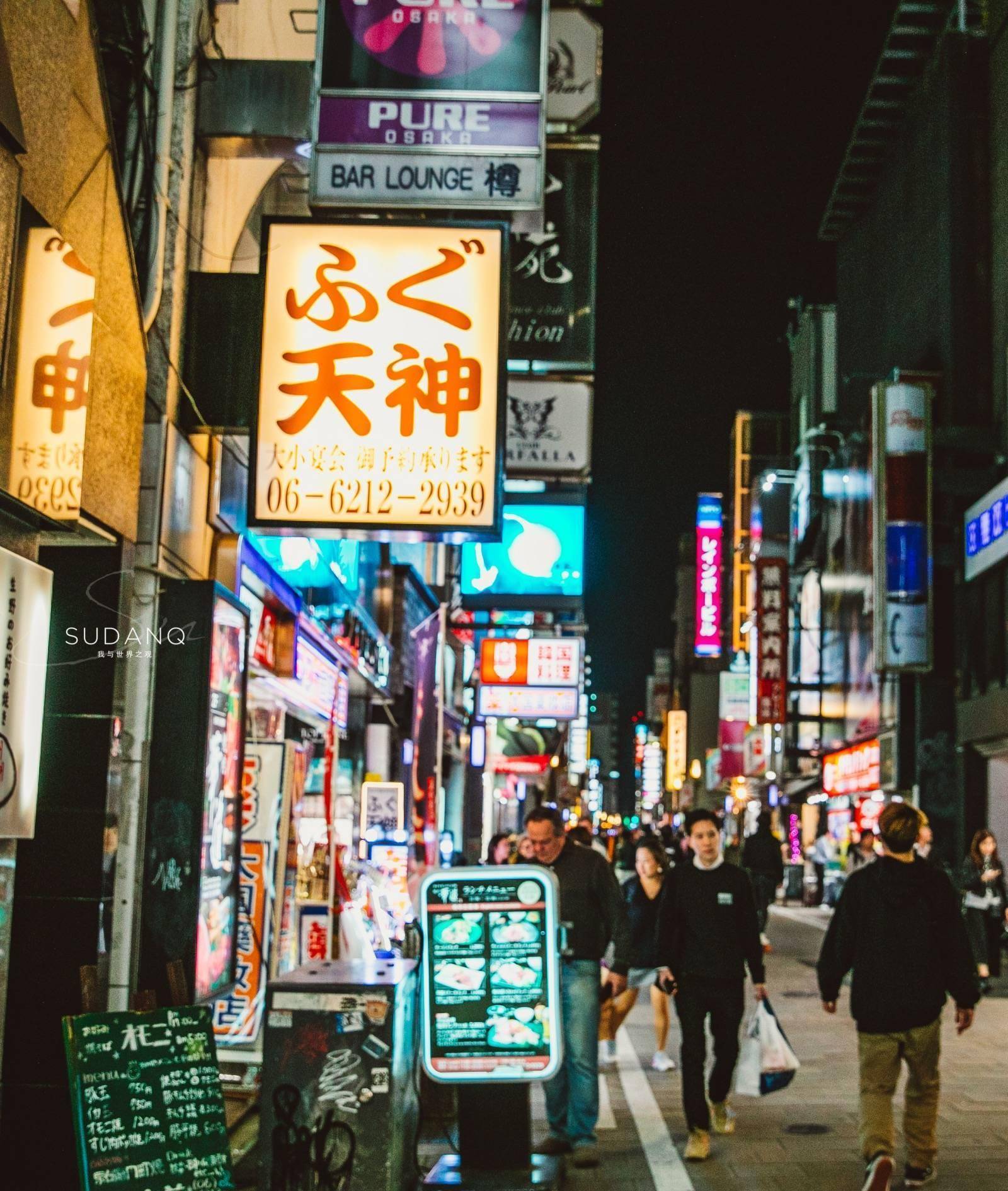 城市街拍_街拍城市夜景视频_街拍城市的雨夜美女图