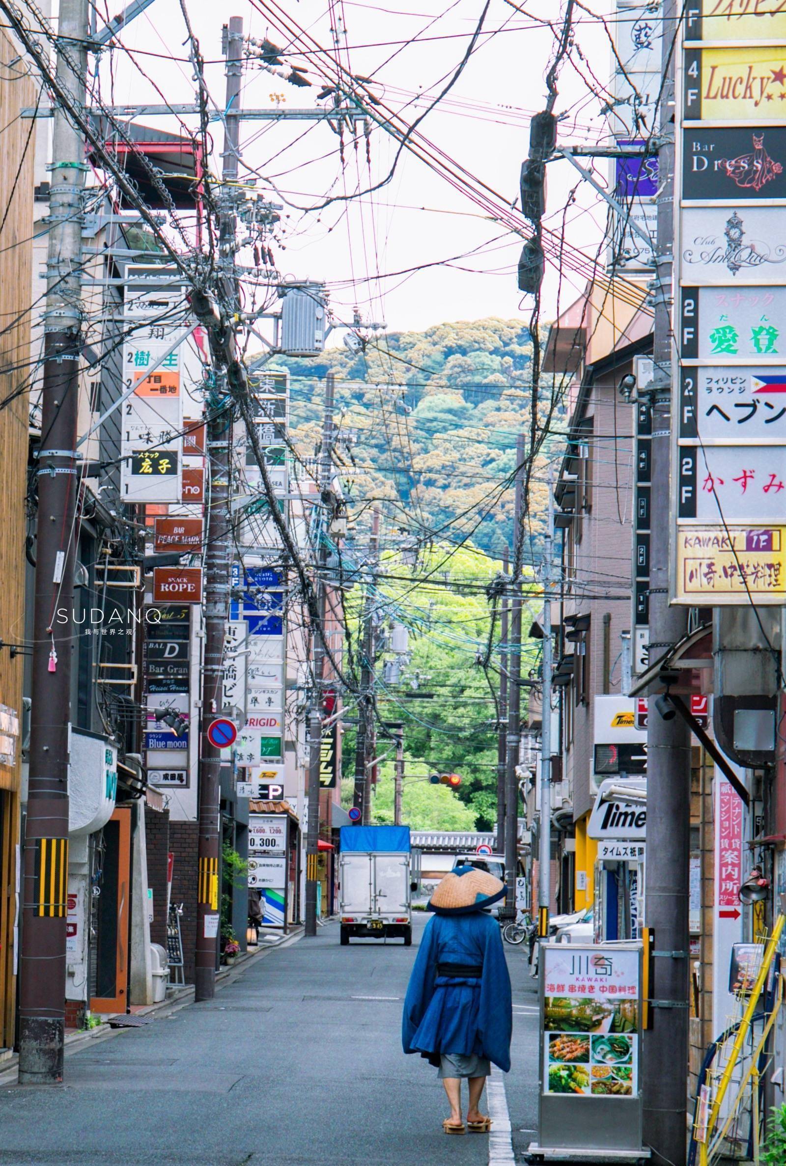 街拍城市夜景视频_城市街拍_街拍城市的雨夜美女图